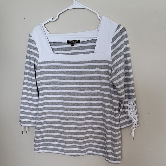 Elegant White and Gray Striped Sweater by Week-End Wear by Coco Y Club Neverworn - Picture 1 of 4